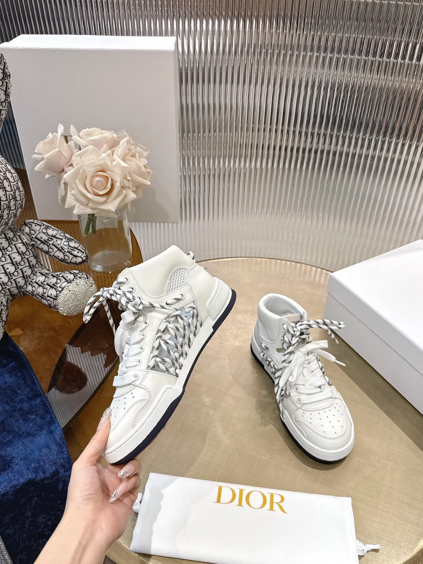 👟👟Ex-factory price 740👟👟 (Top version) Couple model Dior, C’est 25 new college style casual fashion high-top sneakers, showing eye-catching and fashionable style. Carefully crafted, the hollow design on the side of the upper is super fashionable, and the details also add a touch of elegance. The lightweight two-tone sole offers exceptional comfort and sporty style. Can add a stylish touch to any casual look. The tongue and sole are decorated with the Christian Paris logo, and the cowhide design is styled. Women's size 35-44